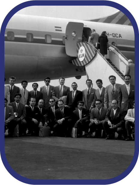 Pasajeros frente a un avión de la KLM, retrato de grupo