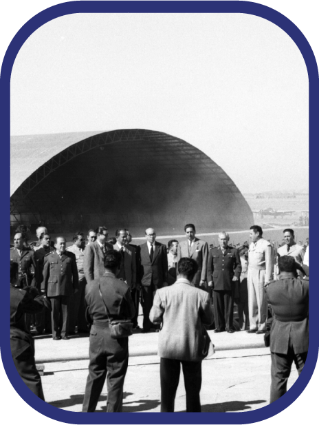 Miguel Alemán Valdés y funcionarios durante la inauguración de la base aérea de Santa Lucía, 1952
                  