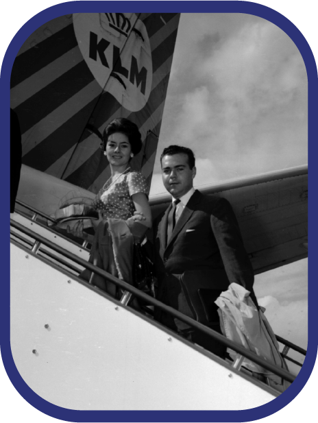 Pareja de pasajeros abordando un avión de la KLM, 1962