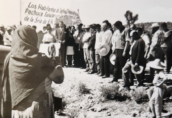 <h4 class='amarillo'></h4>
<br>
Mujer indígena de Santiago Tlapacoya leyendo un discurso para el ingeniero José Hernández Terán, secretario de Recursos Hidráulicos, 1968, San Agustín Tlaxiaca, Hidalgo.
<br>
<br>
CONAGUA-AHA, Fondo Colección Fotográfica, Caja 1010, Expediente 30963.

<br>
<br>
<a href='//memoricamexico.gob.mx/swb/memorica/Cedula?oId=adhXH44BlF5dMtimUhoI' target='_blank' class='ObjetoDigital'>Recurso digital</a>
