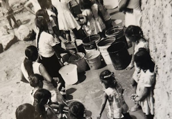 <h4 class='amarillo'></h4>
<br>
Niñas y niños recolectando agua potable de un hidrante público, 1975, Temixco, Morelos.

<br>
<br>
CONAGUA-AHA, Fondo Colección Fotográfica, Caja 1105, Expediente 33830.
<br>
<br>
<a href='//memoricamexico.gob.mx/swb/memorica/Cedula?oId=athXH44BlF5dMtimUhoQ' target='_blank' class='ObjetoDigital'>Recurso digital</a>
