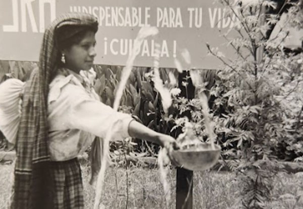 <h4 class='amarillo'></h4>
                                   
                                    <br>
                                    Mujer con jícara tomando agua de la fuente, 1970, Tlacolula de Matamoros, Oaxaca.
 
                                    <br>
                                    <br>
                                    CONAGUA-AHA, Fondo Colección Fotográfica, Caja 67, Expediente 1640.

                                    <br>
                                    <br>
                                    <a href='//memoricamexico.gob.mx/swb/memorica/Cedula?oId=SNhXH44BlF5dMtimUBqp' target='_blank' class='ObjetoDigital'>Recurso digital</a>
                                    