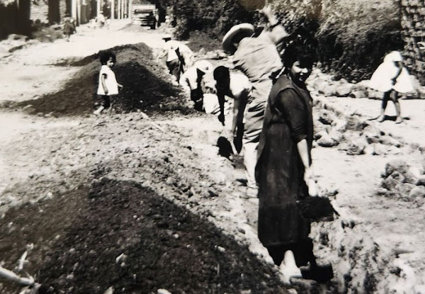 <h4 class='amarillo'></h4>
                    <br>
                    Mujer participando en los trabajos de excavación para alojar la tubería de conducción de agua potable en la localidad de La Moncada, 1969, Tarimoro, Guanajuato.

                    <br>
                    <br>
                    CONAGUA-AHA, Fondo Colección Fotográfica, Caja 136, Expediente 3526.

                    <br>
                    <br>
                    <a href='//memoricamexico.gob.mx/swb/memorica/Cedula?oId=TNhXH44BlF5dMtimUBrc' target='_blank' class='ObjetoDigital'>Recurso digital</a>
                    