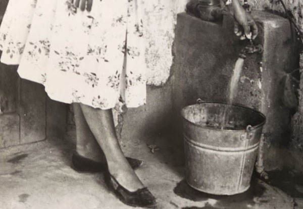<h4 class='amarillo'></h4>
                                    
                                    <br>
                                    Mujer abasteciéndose de agua en una toma domiciliaria, 1963, Pedro Montoya, San Luis Potosí.
                                    <br>
                                    <br>
                                    CONAGUA-AHA, Fondo Colección Fotográfica, Caja 251, Expediente 7055.

                                    <br>
                                    <br>
                                    <a href='//memoricamexico.gob.mx/swb/memorica/Cedula?oId=TthXH44BlF5dMtimUBrw' target='_blank' class='ObjetoDigital'>Recurso digital</a>
                                    