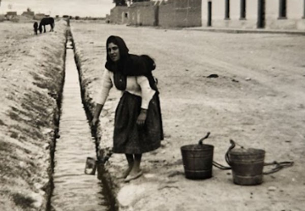 <h4 class='amarillo'></h4>
    
                        <br>
                        Mujer abasteciéndose de agua de una zanja en la localidad de Santa Rosa, 1963, Aguascalientes, Aguascalientes.

                        <br>
                        <br>
                        CONAGUA-AHA, Fondo Colección Fotográfica, Caja 517, Expediente 14741.

                        <br>
                        <br>
                        <a href='//memoricamexico.gob.mx/swb/memorica/Cedula?oId=XNhXH44BlF5dMtimURqM' target='_blank' class='ObjetoDigital'>Recurso digital</a>
                        