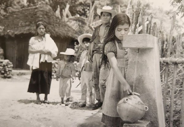<h4 class='amarillo'></h4>

                    <br>
                    Niña abasteciéndose de agua potable de un hidrante público, 1961, Villa de las Rosas, Chiapas.
                    <br>
                    <br>
                    CONAGUA-AHA, Fondo Colección Fotográfica, Caja 545, Expediente 15468.

                    <br>
                    <br>
                    <a href='//memoricamexico.gob.mx/swb/memorica/Cedula?oId=YNhXH44BlF5dMtimURqw' target='_blank' class='ObjetoDigital'>Recurso digital</a>
                    