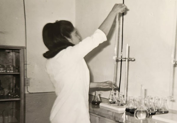 <h4 class='amarillo'></h4>
        
                            <br>
                            Laboratorista analizando muestras de agua en el laboratorio de Riego y Drenaje, 1967, Celaya, Guanajuato. 

                            <br>
                            <br>
                            CONAGUA-AHA, Fondo Colección Fotográfica, Caja 414, Expediente 11955.
                            <br>
                            <br>
                            <a href='//memoricamexico.gob.mx/swb/memorica/Cedula?oId=WNhXH44BlF5dMtimURpf' target='_blank' class='ObjetoDigital'>Recurso digital</a>
                            