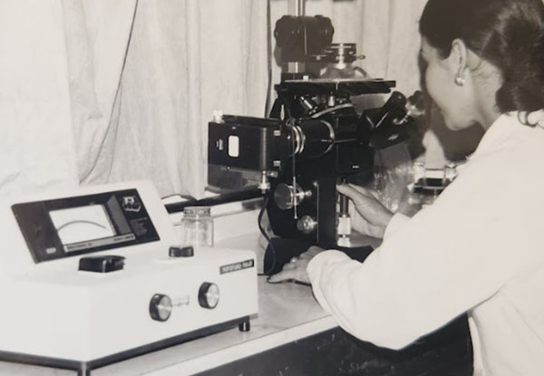 <h4 class='amarillo'></h4>
    
                        <br>
                        Laboratorista con su microscopio en el laboratorio de la Comisión del Río Pánuco, 1974, Tamaulipas.

                        <br>
                        <br>
                        CONAGUA-AHA, Fondo Colección Fotográfica, Caja 1272, Expediente 38557.

                        <br>
                        <br>
                        <a href='//memoricamexico.gob.mx/swb/memorica/Cedula?oId=a9hXH44BlF5dMtimUhpW' target='_blank' class='ObjetoDigital'>Recurso digital</a>
                        