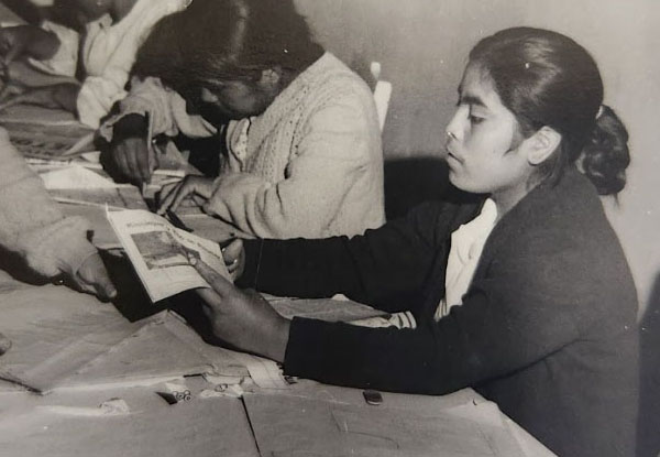 <h4 class='amarillo'></h4>
    
                        <br>
                        Clases de costura en el taller de grupos juveniles, instalados por la Comisión del Papaloapan, 1973, Tepelmeme, Oaxaca.



                        <br>
                        <br>
                        CONAGUA-AHA, Fondo Comisión del Papaloapan, Caja 466, Expediente 7736, Legajo 1, Foja 61.

                        <br>
                        <br>
                        <a href='//memoricamexico.gob.mx/swb/memorica/Cedula?oId=c9hXH44BlF5dMtimUhqo' target='_blank' class='ObjetoDigital'>Recurso digital</a>
                        