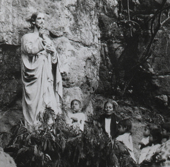 <h4 class='amarillo'></h4>
                   
                    <br>
                    A woman and children pray before an image of the Sacred Heart partially concealed in the undergrowth in Zacatecas (undated)
                    <br>
                    <br>
                    <br>
                    <br>
                    <img style='width:120px;height:auto;box-shadow:none; margin-top:-60px; float:right; position:relative'  src='/work/models/memorica/recursos/exposiciones/cristeros/img/espadita.png'>
                    <a href='//memoricamexico.gob.mx/swb/memorica/Cedula?oId=M4M8A5ABEBJnBkdWxlLE' target='_blank' class='ObjetoDigital' style='margin-right:-110px' >Get image</a>
                    