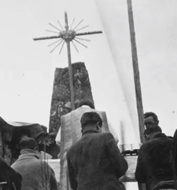 <h4 class='amarillo'></h4>
           
            <br>
            Celebración de una misa ante un altar temporal en el campo, s.f.
            <br>
            <br>
            <br>
            <br>
            <img style='width:120px;height:auto;box-shadow:none; margin-top:-60px; float:right; position:relative'  src='/work/models/memorica/recursos/exposiciones/cristeros/img/espadita.png'>
            <a href='//memoricamexico.gob.mx/swb/memorica/Cedula?oId=cKp64I8BkgSH6v-irD2l' target='_blank' class='ObjetoDigital' style='margin-right:-140px' >Ir a recurso digital</a>
            