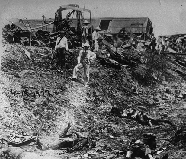 <h4 class='amarillo'></h4>
                           
                            <br>
                            Wreckage of a Guadalajara passenger train following a Cristero attack on the 19<sup>th</sup> April 1927 in La Barca, Jalisco
                            <br>
                            <br>
                            <br>
                            <br>
                            <img style='width:120px;height:auto;box-shadow:none; margin-top:-60px; float:right; position:relative'  src='/work/models/memorica/recursos/exposiciones/cristeros/img/espadita.png'>
                            <a href='//memoricamexico.gob.mx/swb/memorica/Cedula?oId=O6bYxY8B85ymKPnwkNoc' target='_blank' class='ObjetoDigital' style='margin-right:-110px' >Get image</a>
                            