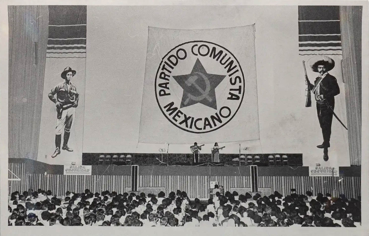 estadio con hippies