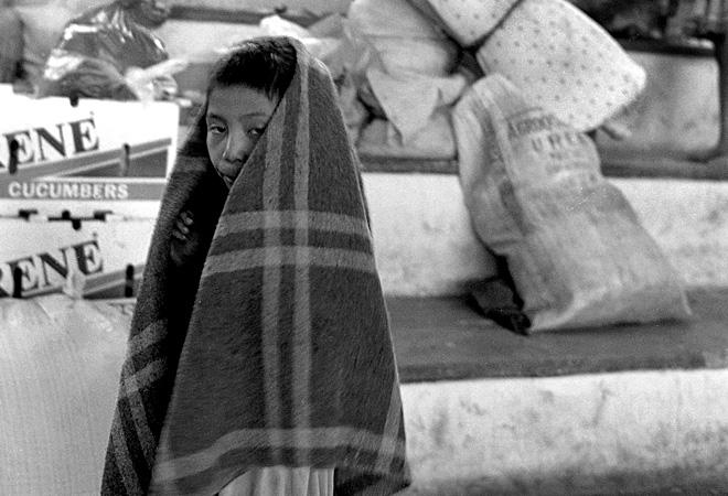 <div class='box-txt-carrusel'>
                                            <p class='txt-carrusel'>Desplazados por el conflicto, Chiapas, 1994.</p>
                                              <div class='ObjetoDigital'>
                                                 <img class='estrella-carrusel img-fluid' src='/work/models/memorica/recursos/exposiciones/ezln_10anios/img/estrella.svg' alt='' > 
                                                    <a href='//memoricamexico.gob.mx/swb/memorica/Cedula?oId=D8D9S5QBhbD5TmdV35fw' target='_blank' class=''>Ir a recurso</a>
                                              </div>  
                                           </div>