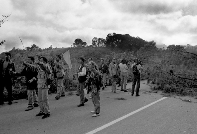 <div class='box-txt-carrusel'>
                                            <p class='txt-carrusel'>Medios de comunicación a la expectativa, Chiapas, 1994.</p>
                                              <div class='ObjetoDigital'>
                                                 <img class='estrella-carrusel img-fluid' src='/work/models/memorica/recursos/exposiciones/ezln_10anios/img/estrella.svg' alt='' > 
                                                    <a href='//memoricamexico.gob.mx/swb/memorica/Cedula?oId=CcD9S5QBhbD5TmdV35ev' target='_blank' class=''>Ir a recurso</a>
                                              </div>  
                                           </div>