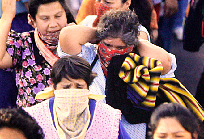 <div class='box-txt-carrusel'>
                                        <p class='txt-carrusel'>Apoyo al <span style='font-variant:small-caps;'>ezln</span>, Ciudad de México, 2001.</p>
                                          <div class='ObjetoDigital'>
                                             <img class='estrella-carrusel img-fluid' src='/work/models/memorica/recursos/exposiciones/ezln_10anios/img/estrella.svg' alt='' > 
                                                <a href='//memoricamexico.gob.mx/swb/memorica/Cedula?oId=JMD9S5QBhbD5TmdV4Jff' target='_blank' class=''>Ir a recurso</a>
                                          </div>  
                                       </div>