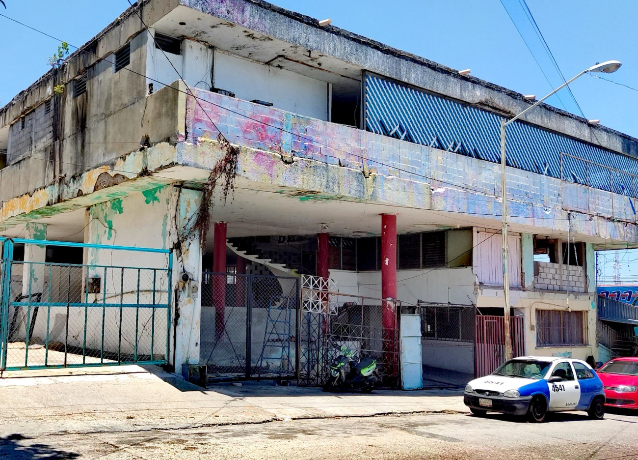 Edificio “La Coprera”, en Av. Ejido esquina con Calle 6,
                                Acapulco de Juárez, 2024. Fotos: Alejandro Fuerte.