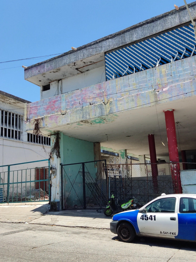 Edificio “La Coprera”, en Av. Ejido esquina con Calle 6,
                                Acapulco de Juárez, 2024. Fotos: Alejandro Fuerte.