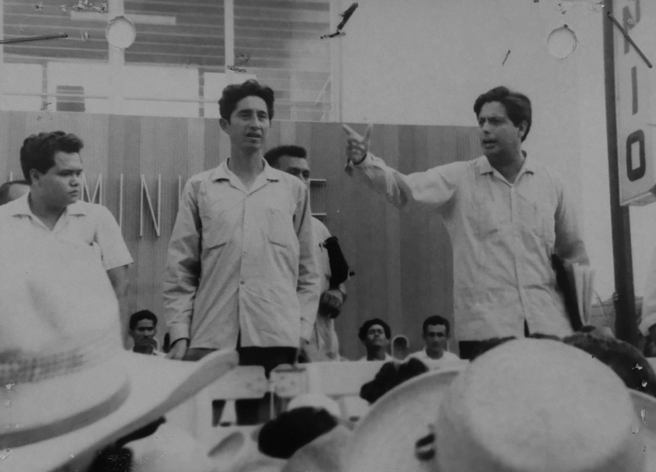 Diputado César del Ángel y Julián Berdeja frente
                                                    a simpatizantes copreros, 1967. dfs, Guerrero, agn.