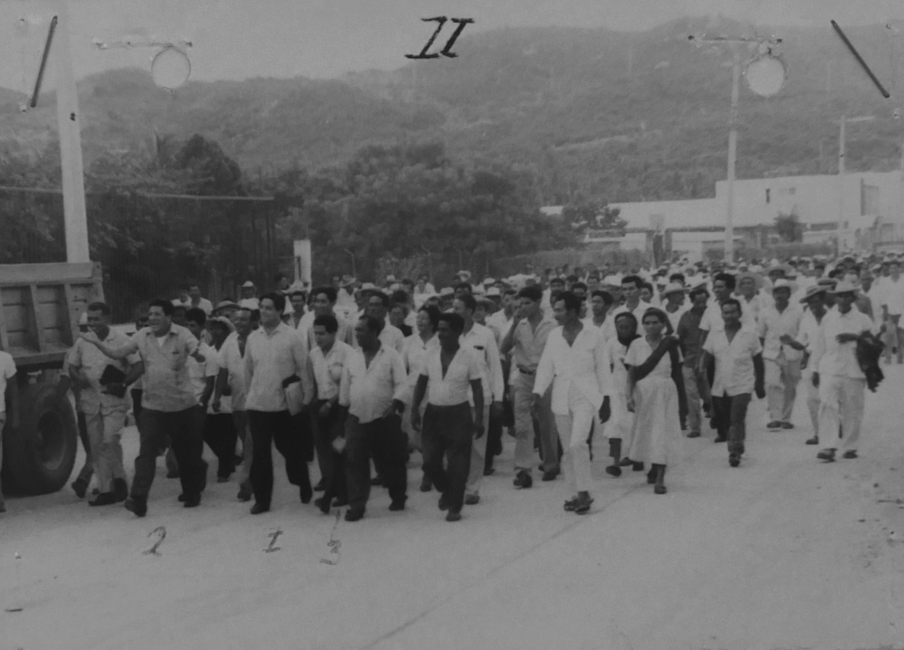 El diputado César del Ángel Fuentes, Julián Berdeja y Roberto Vejón González dirigiéndose a la Coprera de Acapulco en Av. Ejido, 1967. DFS, Guerrero, AGN.