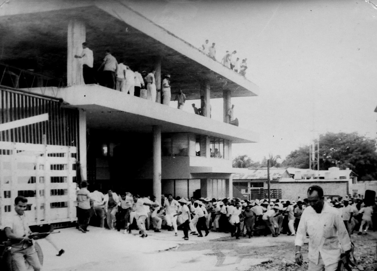 Elementos armados fuera de la Coprera de Acapulco, momentos de la agresión a copreros, 1967. DFS, Guerrero, AGN.