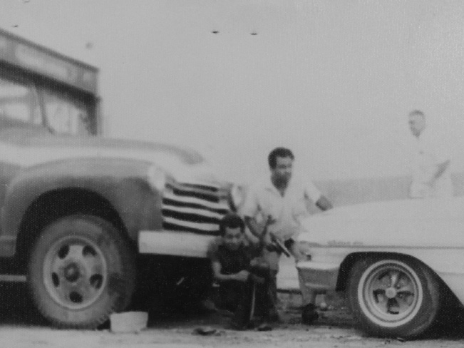 Policías judiciales armados entre automóviles afuera de la Coprera, 1967. DFS, Guerrero, AGN.