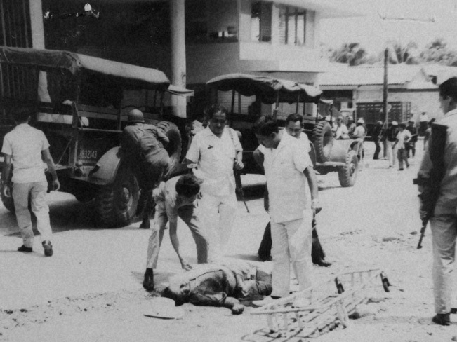 Inspección de personas heridas, entre ellos, mujeres, niñas y campesinos copreros, 1967. DFS, Guerrero, AGN.