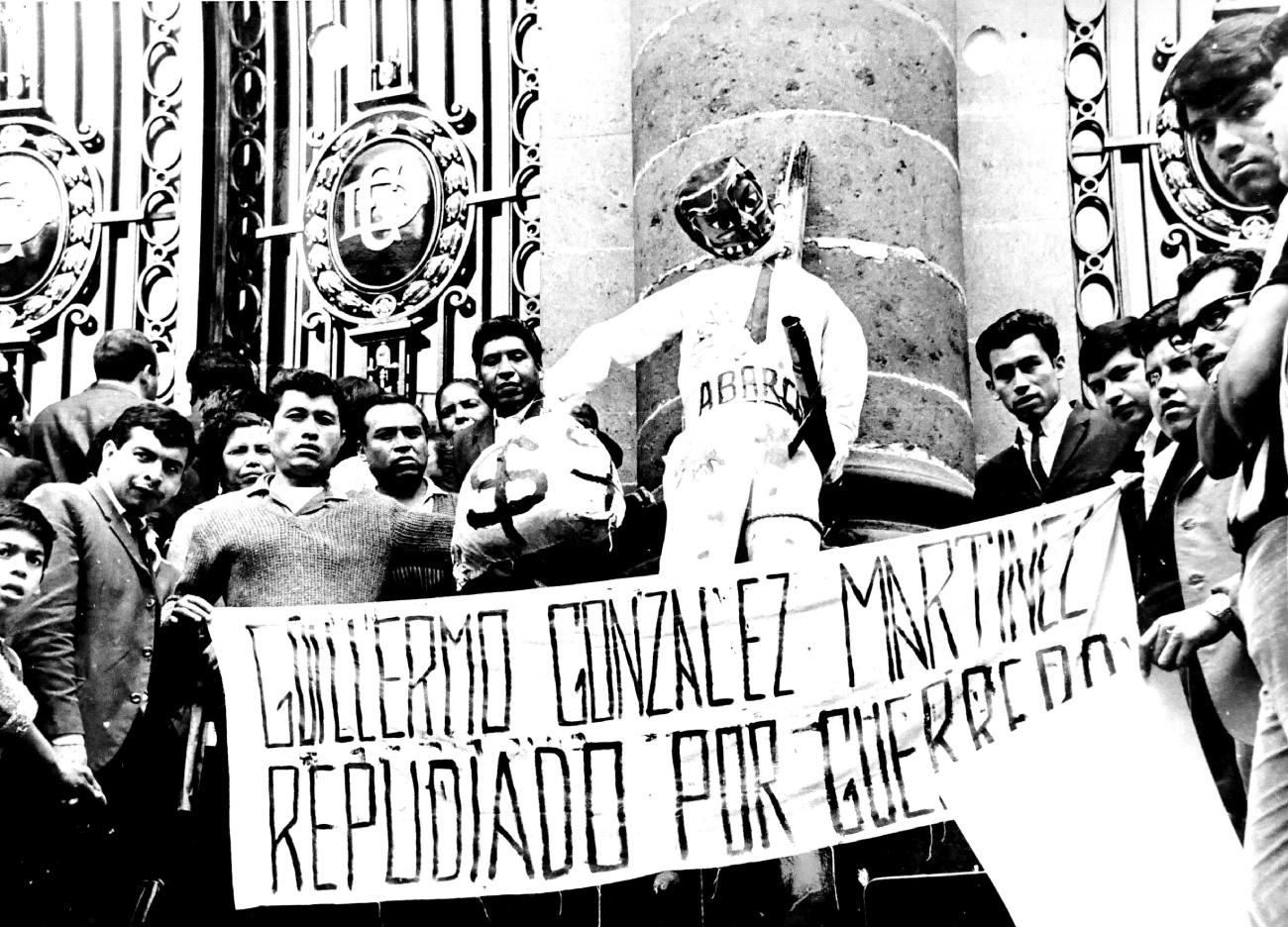 Protesta en contra del diputado Guillermo González Martínez y un mono representando al gobernador Raymundo Abarca Alarcón, 29 de agosto de 1967, Cámara de Diputados, Distrito Federal. DFS, Guerrero, AGN.