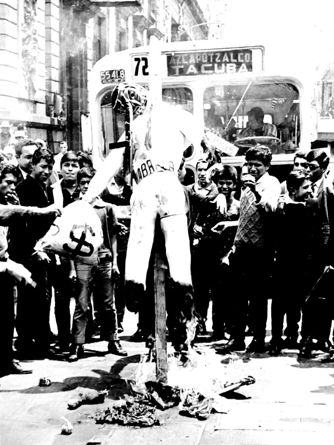 Protesta en contra del diputado Guillermo González Martínez y un mono representando al gobernador Raymundo Abarca Alarcón, 1967. DFS, Guerrero, AGN.