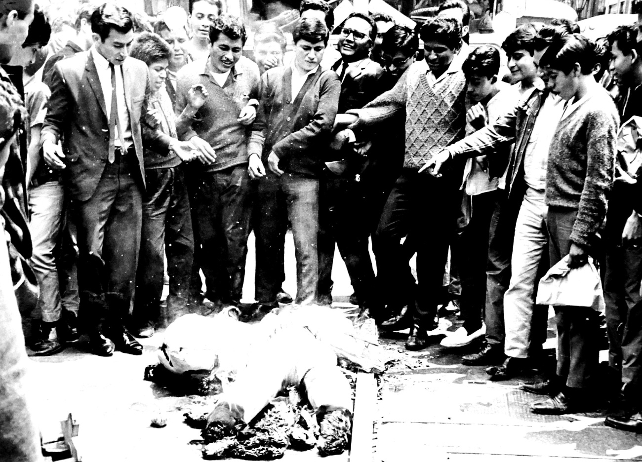 Quema de un monigote representando al gobernador Raymundo Abarca Alarcón en protestas frente a la Cámara de Diputados del Distrito Federal, 29 de agosto de 1967. DFS, Guerrero, AGN.