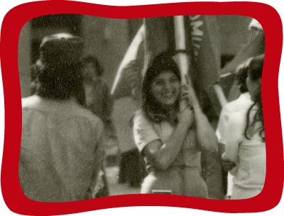 <div class='box-txt-carrusel'>
                                             <div class='pie-foto-box'>
                                            <p class='txt-carrusel'>Lucero Hellmer sosteniendo una bandera del Partido Comunista Mexicano en una manifestación, <i>ca</i>. 1975.</p>
                                             </div>  
                                            <div class='ObjetoDigital'>
                                                    <a href='//memoricamexico.gob.mx/swb/memorica/Cedula?oId=EYL2N5cBLy2m8rnpoCn3' target='_blank' class=''>Ir a recurso</a>
                                              </div>  
                                           </div>