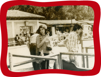 <div class='box-txt-carrusel'>
                                             <div class='pie-foto-box'>
                                                 <p class='txt-carrusel'>La fotógrafa Lucero Hellmer en Paracho, Michoacán; a su lado el guitarrista Jaime Guarneros, 1978.</p>
                                             </div> 
                                            <div class='ObjetoDigital'>
                                                    <a href='//memoricamexico.gob.mx/swb/memorica/Cedula?oId=EoL2N5cBLy2m8rnpoSkE' target='_blank' class=''>Ir a recurso</a>
                                              </div>  
                                           </div>