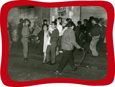 <div class='box-txt-carrusel'>
                                            <div class='pie-foto-box'>
                                            <p class='txt-carrusel'>Raúl Hellmer, <i>Represión ante una manifestación popular</i>, <i>ca</i>. 1971.</p>
                                             </div>
                                              <div class='ObjetoDigital'>
                                                    <a href='//memoricamexico.gob.mx/swb/memorica/Cedula?oId=G4L2N5cBLy2m8rnpoSly' target='_blank' class=''>Ir a recurso</a>
                                              </div>  
                                           </div>