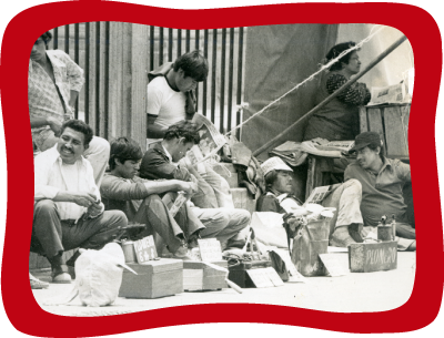 <div class='box-txt-carrusel'>
                                                 <div class='pie-foto-box d-none d-lg-block'>
                                                     <p class='txt-carrusel'>LH, <i>Desempleo</i>, 18 de junio de 1977. En la fotografía Hellmer captura a un grupo de desempleados a las afueras de la Catedral Metropolitana.</p>
                                                 </div>
                                                 <div class='pie-foto-box d-lg-none'>
                                                     <p class='txt-carrusel'>LH, <i>Desempleo</i>, 18 de junio de 1977.</p>
                                                 </div> 
                                                 <div class='ObjetoDigital'>
                                                    <a href='//memoricamexico.gob.mx/swb/memorica/Cedula?oId=NYL2N5cBLy2m8rnpoimL' target='_blank' class=''>Ir a recurso</a>
                                                 </div>  
                                             </div>