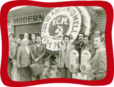 <div class='box-txt-carrusel'>
                                                <div class='pie-foto-box d-none d-lg-block '>
                                                     <p class='txt-carrusel'>LH, <i>Homenaje póstumo al comunista cubano Julio Antonio Mella en las calles de Abraham González con Morelos</i>, lugar en donde fue asesinado. 
                                                        Entre los presentes están Gilberto Rincón Gallardo, Marco Leonel Posadas, Pablo Gómez y Arnoldo Martínez Verdugo, 1979. La biografía de Julio Antonio Mella es 
                                                        sumamente interesante por lo que invitamos a explorar en ella, de manera general fue un líder estudiantil y comunista cubano; fundó la Federación Estudiantil Universitaria 
                                                        (<span style='font-variant:small-caps;'>feu</span>) y el primer Partido Comunista de Cuba. Fue asesinado en México en 1929.</p>
                                                </div> 
                                                <div class='pie-foto-box d-lg-none'>
                                                     <p class='txt-carrusel'>LH, <i>Homenaje póstumo al comunista cubano Julio Antonio Mella en las calles de Abraham González con Morelos</i>, lugar en donde fue asesinado. 
                                                        Entre los presentes están Gilberto Rincón Gallardo, Marco Leonel Posadas, Pablo Gómez y Arnoldo Martínez Verdugo, 1979. </p>
                                                </div> 
                                                 <div class='ObjetoDigital'>
                                                    <a href='//memoricamexico.gob.mx/swb/memorica/Cedula?oId=HoL2N5cBLy2m8rnpoSmT' target='_blank' class=''>Ir a recurso</a>
                                                 </div>  
                                             </div>