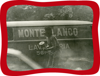 <div class='box-txt-carrusel'>
                                            <div class='pie-foto-box'>
                                                     <p class='txt-carrusel'>Autor no identificado, <i>Militante del <span style='font-variant:small-caps;'>pcm</span> “boteando” en la calle</i>, <i>ca</i>. 1978.</p>
                                                 </div> 
                                                 <div class='ObjetoDigital'>
                                                    <a href='//memoricamexico.gob.mx/swb/memorica/Cedula?oId=IIL2N5cBLy2m8rnpoSmp' target='_blank' class=''>Ir a recurso</a>
                                                 </div>  
                                             </div>