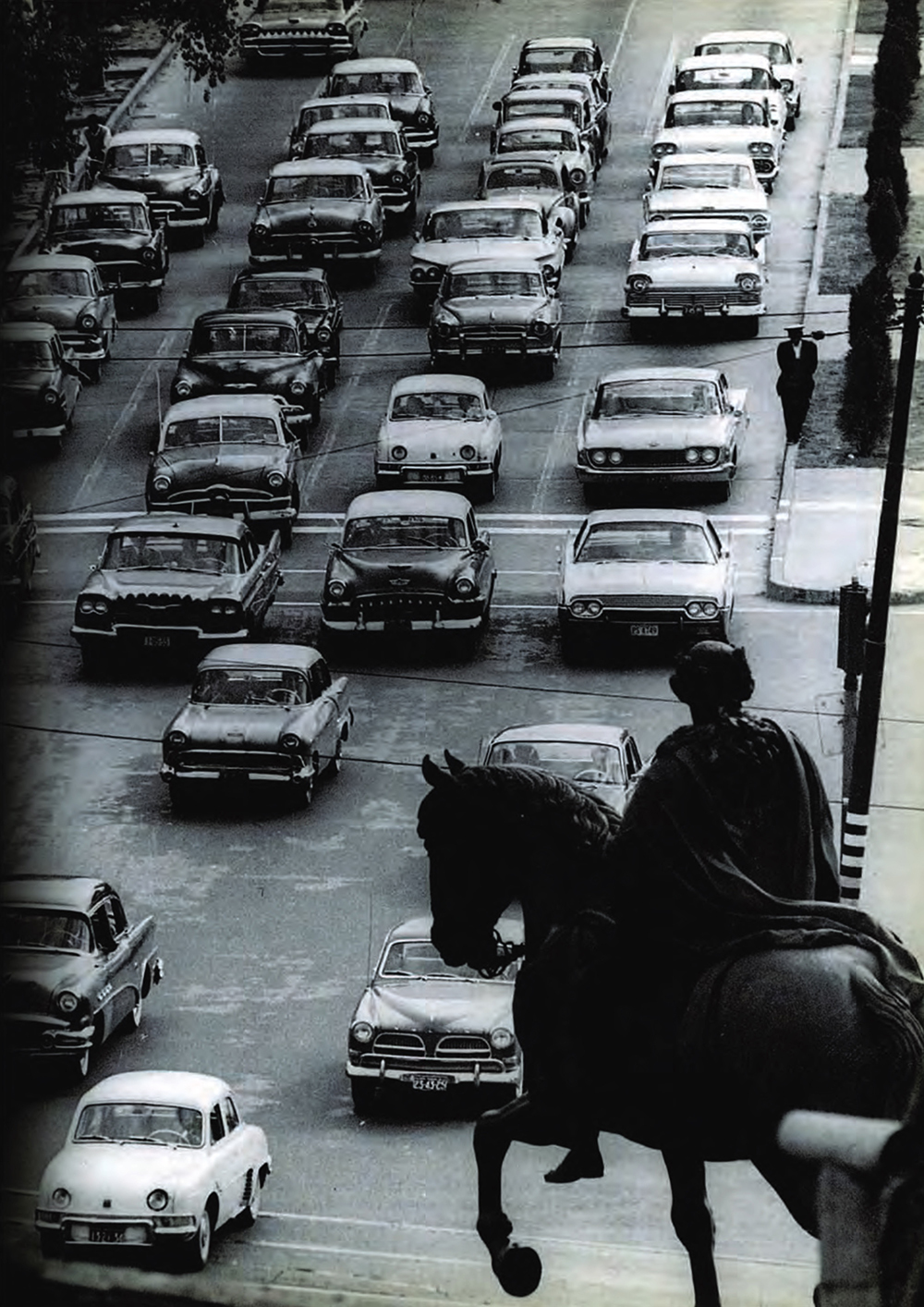 foto blanco y negro de una avenida