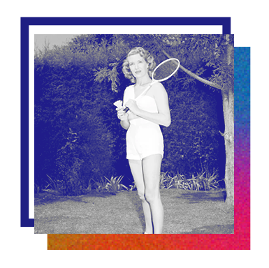 Casasola / INAH, Jacqueline Evans con ropa deportiva y raqueta en un jardín,
                            1948.