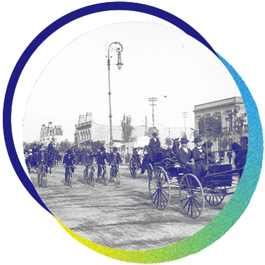 
                                     Desfile de carruajes y hombres en bicicleta en Paseo de la Reforma, México, ca. 1900.