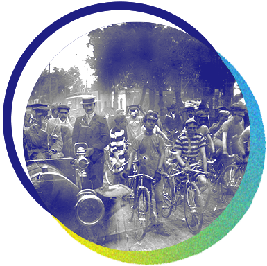 Ciclistas y hombres en automóvil, México, ca. 1910.
