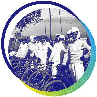 Ciclistas en la línea de salida, retrato de
                                 grupo, México, ca. 1910.