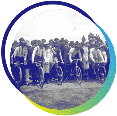 Ciclistas en la línea de salida con sus
                                 entrenadores, México, ca. 1905.