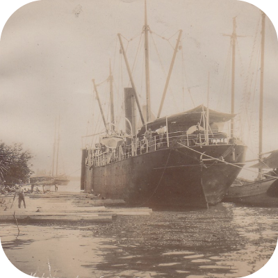 <h4>Steamer loading mahogany logs. Frontera, Tabasco.</h4>
                                    
                                            <a href='/swb/memorica/Cedula?oId=Iqz1G4sBJajhQtXCyUqt' target='_blank' class='ObjetoDigital'>Recurso digital</a> 