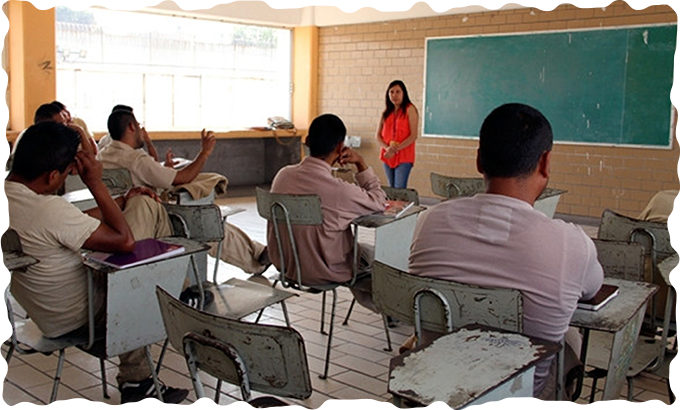 Una clase del PESCER. UACM /Acervo fotográfico, Sitio de Memoria “Antigua Cárcel de Mujeres  Santa Martha Acatitla”.