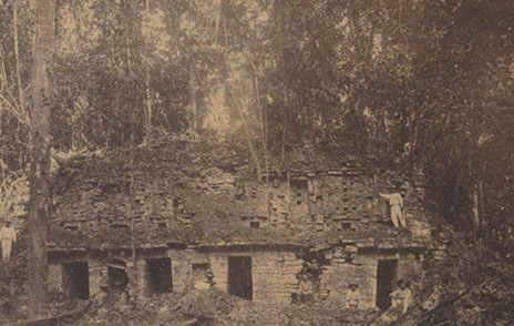 <h4 class='amarillo'></h4>
                <br>
                <b>Désiré Charnay en Ciudad Lorillard</b><br><br>
                Fachada de El Palacio (hoy El Laberinto del Edificio 19) donde se hospedó Charnay en Ciudad Lorillard (Foto: Charnay, 1882). P. 3 del pdf.
                <br>
                <br>
                AHA-AS-4214-56720-2-216.
                <br>
                <br>
                <a href='//memoricamexico.gob.mx/swb/memorica/Cedula?oId=WlW4rHsBz6zaYO7D5DYj' target='_blank' class='ObjetoDigital'>Recurso digital</a>
                