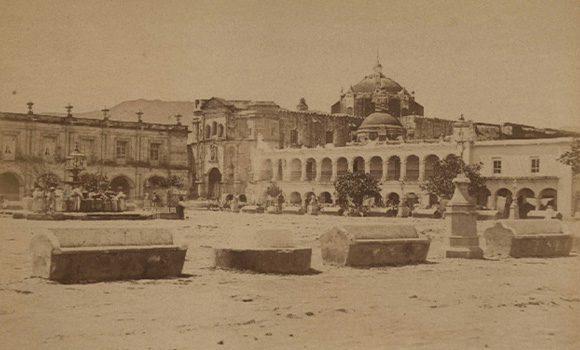 <h4 class='amarillo'></h4>
    <br>
    <b>Fotos de Oaxaca  </b><br><br>
    Plaza de Armas y la Compañía, ciudad de Oaxaca, Oaxaca (Foto: Maler, 1875). Imagen 27 del pdf.


    <br>

    <br>
    <a href='//memoricamexico.gob.mx/swb/memorica/Cedula?oId=dVW4rHsBz6zaYO7D2zVa' target='_blank' class='ObjetoDigital'>Recurso digital</a>
    