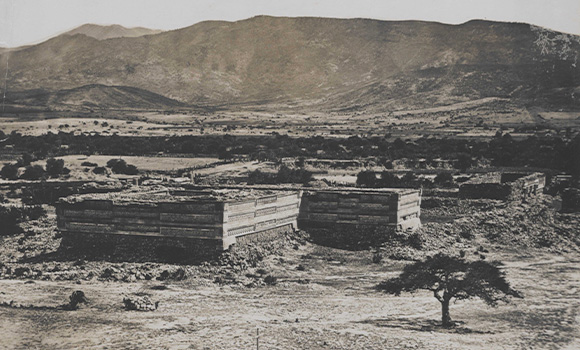 <h4 class='amarillo'></h4>
<br>
<b>Fotos de Oaxaca  </b><br><br>
Ruinas de Mitla, Oaxaca. Panorama de los palacios sacerdotales de arquitectura zapoteca (Foto: Maler, 1875).  Imagen 69 del pdf.
<br>

<br>
<a href='//memoricamexico.gob.mx/swb/memorica/Cedula?oId=GVW4rHsBz6zaYO7D4Tbr' target='_blank' class='ObjetoDigital'>Recurso digital</a>
