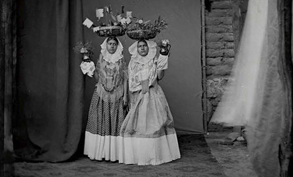 <h4 class='amarillo'></h4>
<br>
<b>Fotos de Oaxaca  </b><br><br>
Zapotecas de Tehuantepec (Foto: Maler, 1876).

<br>

<br>
<a href='//memoricamexico.gob.mx/swb/memorica/Cedula?oId=YlW4rHsBz6zaYO7D5DZT' target='_blank' class='ObjetoDigital'>Recurso digital</a>
