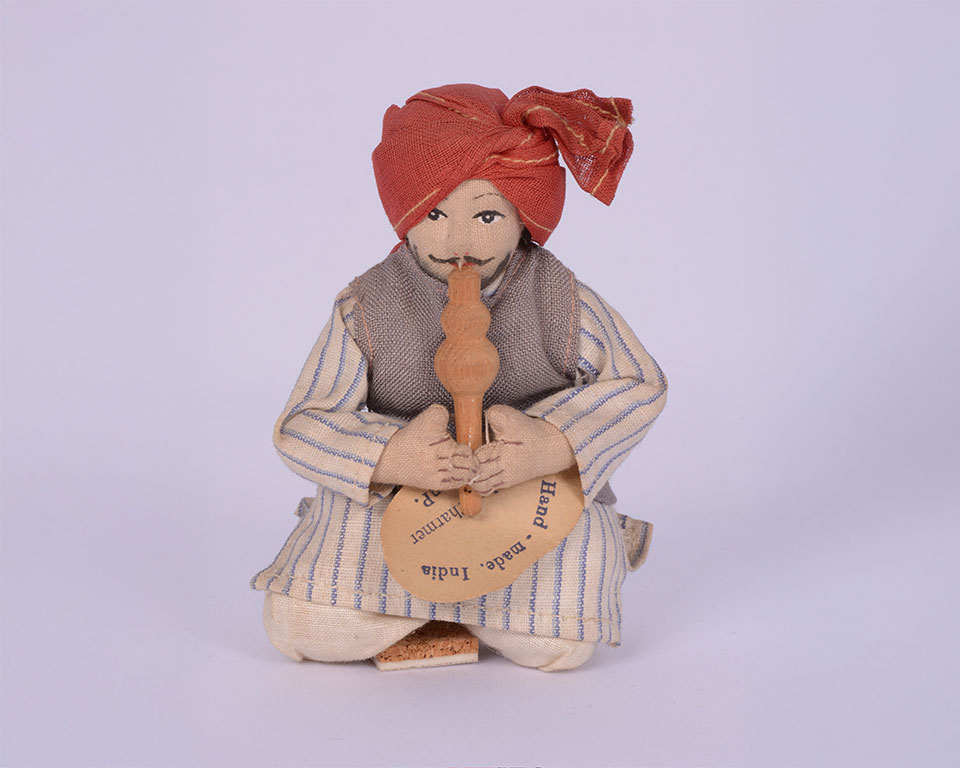 Estatuilla de un niño hindú arrodillado