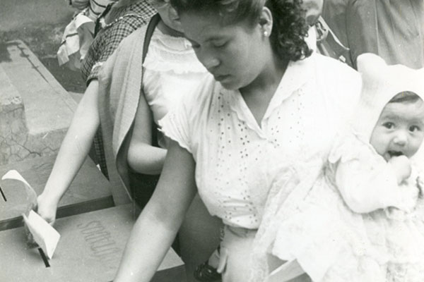 Mujeres ejerciendo el voto